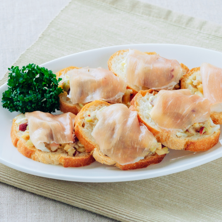 ミックスビーンズと生ハムのカナッペ