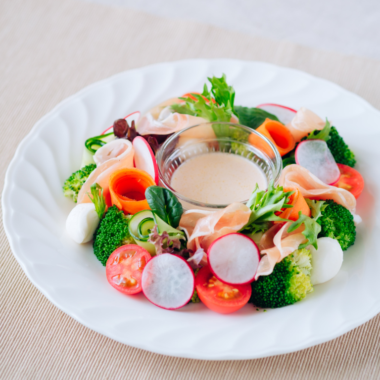 ブロッコリーと生ハムのリースサラダ